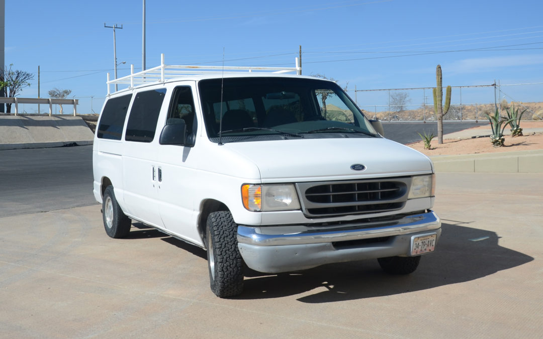 Ford E150 Van para Actividades/Van para Surf (7 Pasajeros)