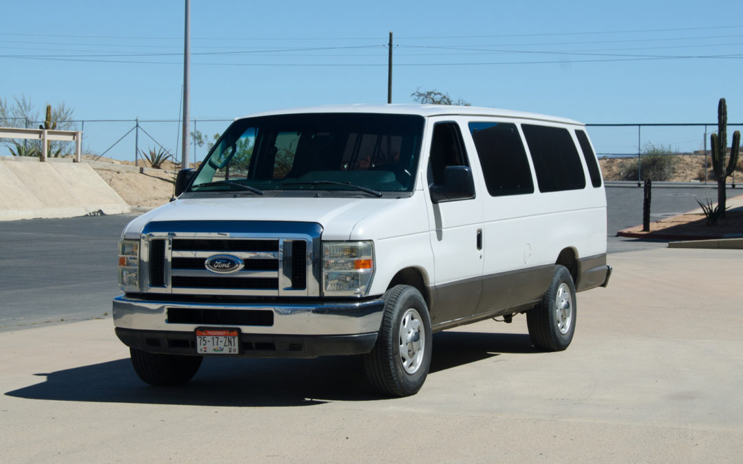 Ford E350 Super Duty Vans (12-15 Pasajeros)