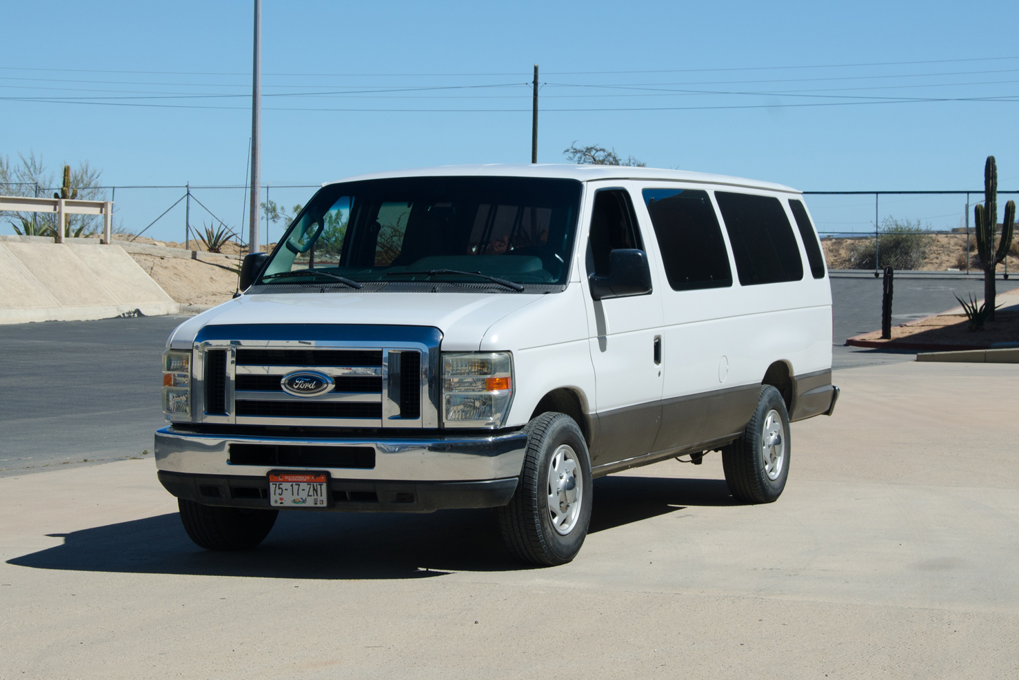 Ford Super Duty | Camionetas Vans para 12-15 Pasajeros
