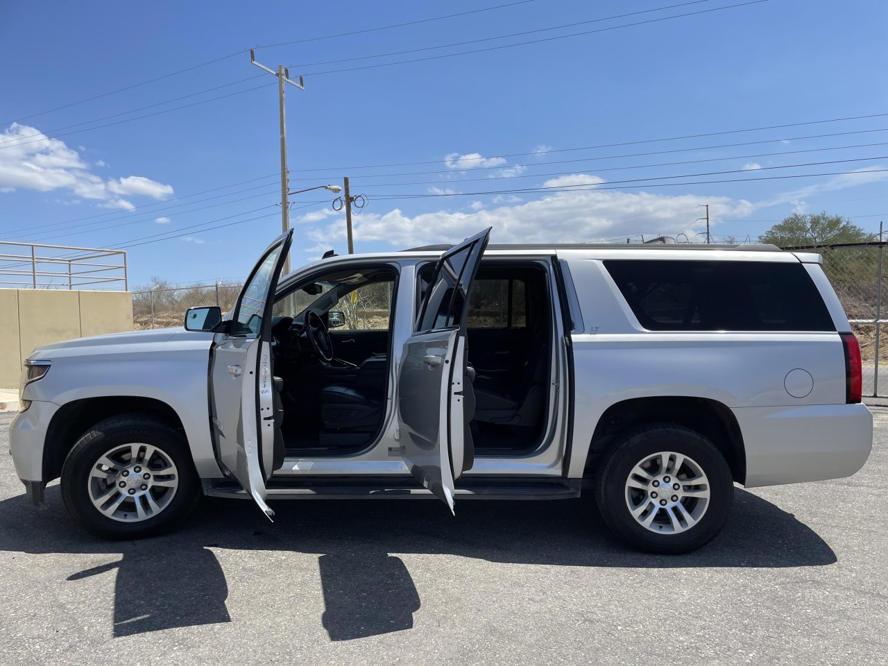 Chevrolet Suburban SUVs 8 pasajeros (Tamaño Completo) BBB Rent a Car